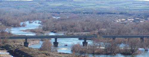 Ardas Fluss mit der Brücke zwischen den Dörfern Kyprinos und Komara.