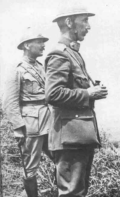 Ο στρατηγός Νίδερ και, αριστερά του, ο συνταγματάρχης Θεόδωρος Πάγκαλος