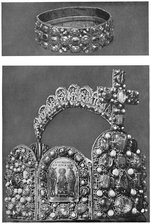 19. De ijzeren Kroon en de zgn. Kroon van Karel den Groote.
