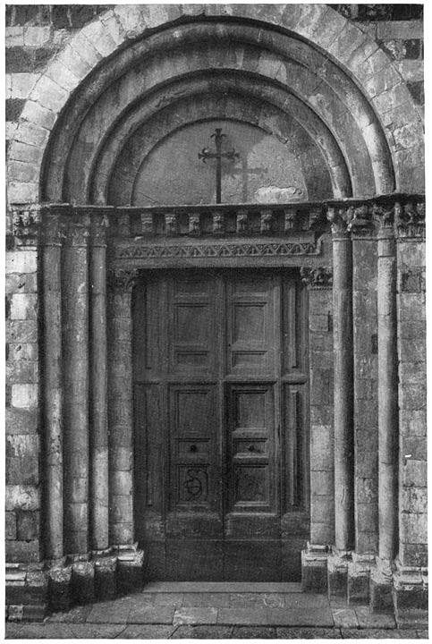 32. Ingang van het Baptisterium, Volterra.