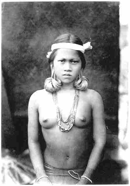 Dahei Kwing, achtzehnjährige Kajanfrau vom oberen Mahakam mit tätowierten Händen.