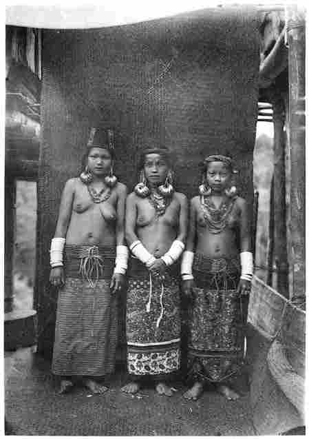 Drei wohlhabende Frauen der Kajan am Mahakam in Festkleidung.
