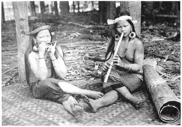 Musizierende Kajanfrauen.