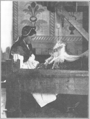  A YOUNG WEAVER AT THE FAMOUS SÄTERGLANTANS WEAVING SCHOOL IN DALECARLIA