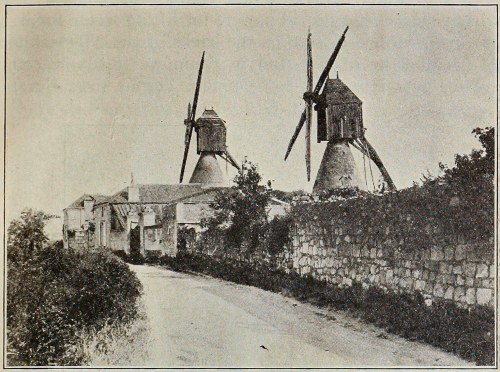 Hybrid type of grist mill, 1682. Saumur, France.