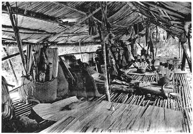 Inneres einer Kuli-Hütte.