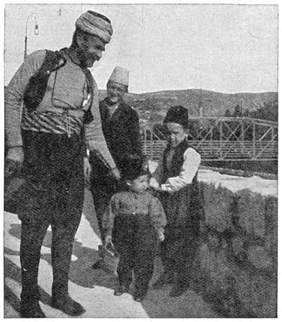 Een Bosnische Turk met zijn zoon.