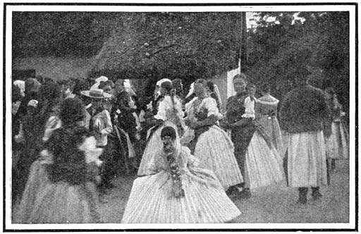 Ongehuwde bosnische meisjes op een dorpsfeest.